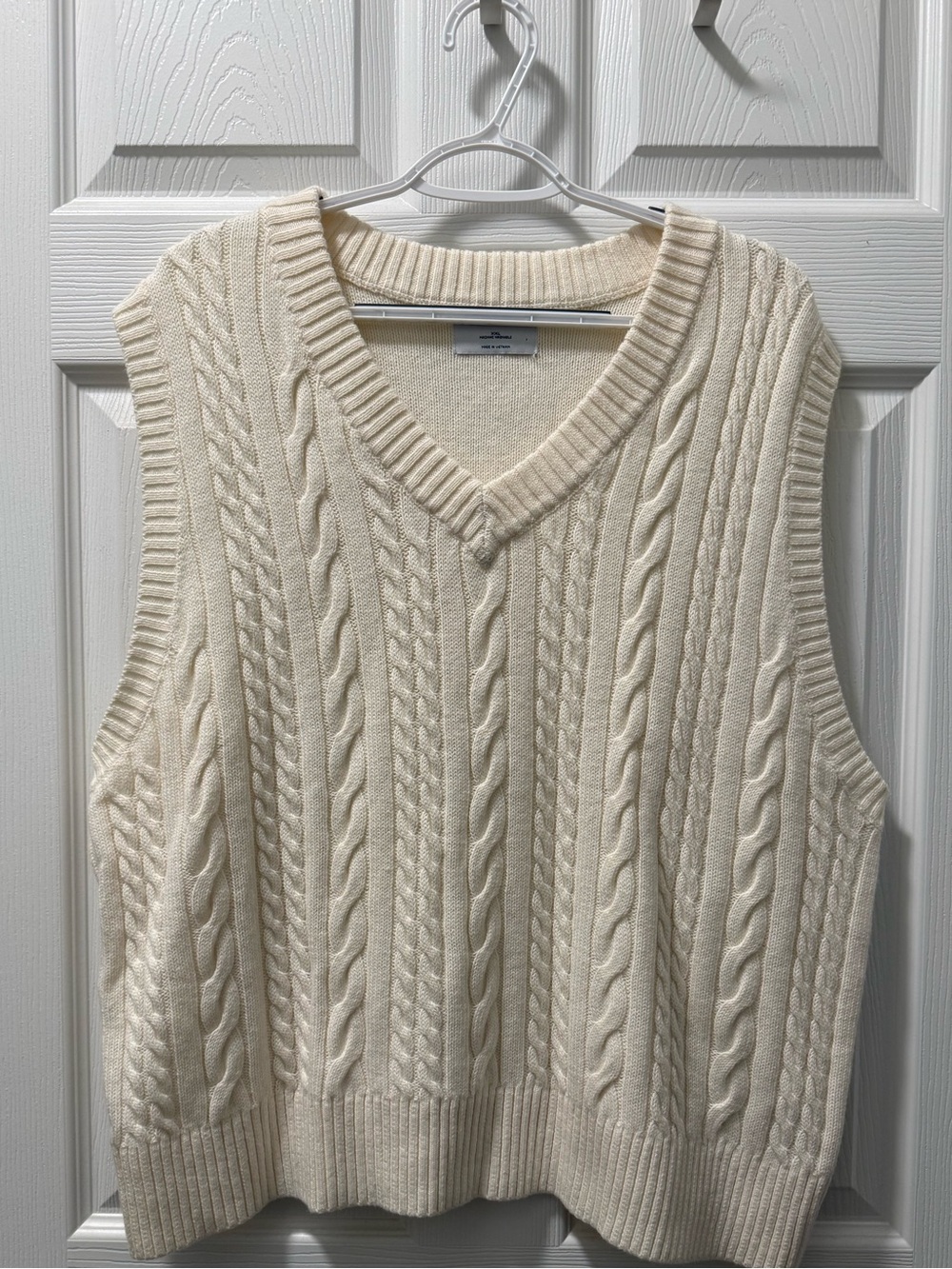 Old Navy women’s chunky cable knit sweater vest